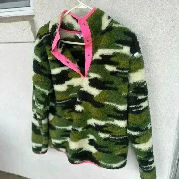 Crown and Ivy Camo Fleece Pullover with Pink Trim. 5 snap front. Size large - Picture 2 of 5